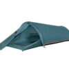 אוהל 3 עונות Ferrino Sling 1P בצבע ירוק-פטרול פתוח עם יתדות ומיתרים כתומים