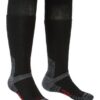 זוג גרביים Bridgedale Explorer בצבע שחור עם פסי אפור ואדום, גרב הליכה גבוה