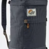 תרמיל Lowe Alpine Pioneer 26 בכחול-אפור כהה, מבט קדמי עם רצועות כתפיים ותווית מותג