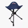 כסא שלוש רגליים מתקפל Outdoor במושב כחול כהה עם כיתוב, רגלי מתכת שחורות