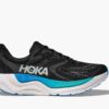 נעל ריצה Hoka Arahi 8 Wide שחורה עם מדרסי כחול-סקיי, מבט צד