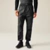 גבר לובש מכנסי גשם Regatta Active Overtrousers בצבע שחור, מבט קדמי מלא