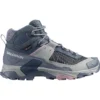 נעל הרים Salomon X Ultra 5 Mid Gtx נשים בצבע אפור-כחול עם פרטי ורוד, מבט צד