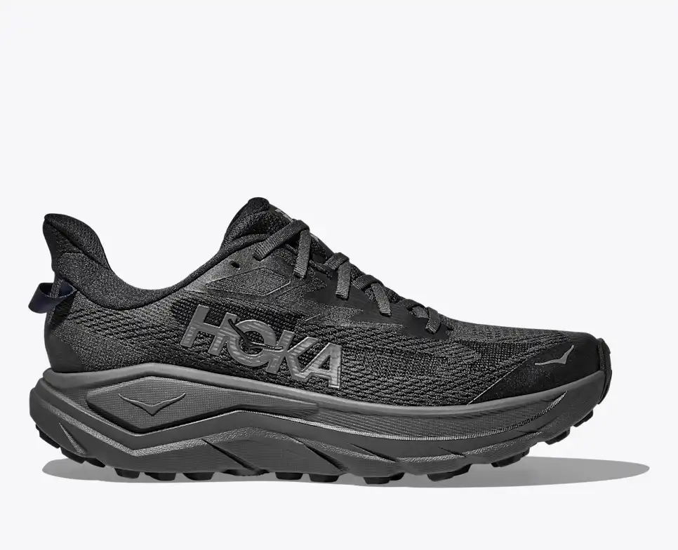 נעל ריצה Hoka Challenger 8 Wide בצבע שחור, מבט צד עם סוליה עבה