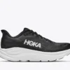נעל ריצה Hoka Clifton 11 Wide בשחור-לבן לגברים, מבט צד עם סוליה עבה