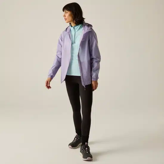 ⁦מעיל גשם מתקפל Regatta Pack it Jacket Wisteria נשים⁩ – תמונה ⁦4⁩