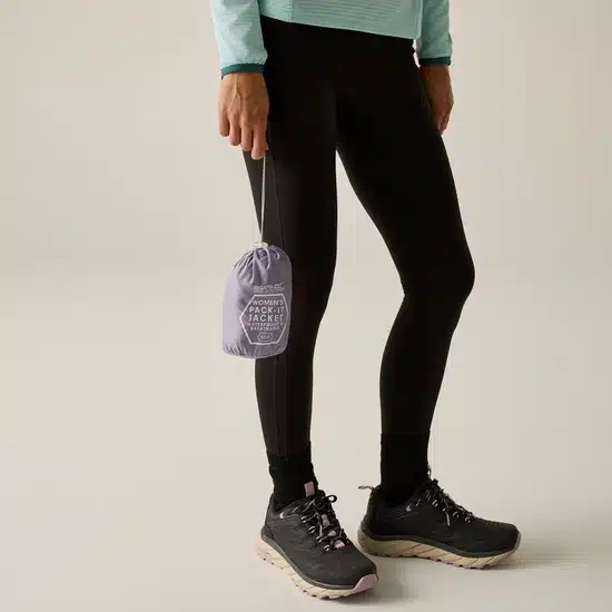 ⁦מעיל גשם מתקפל Regatta Pack it Jacket Wisteria נשים⁩ – תמונה ⁦6⁩
